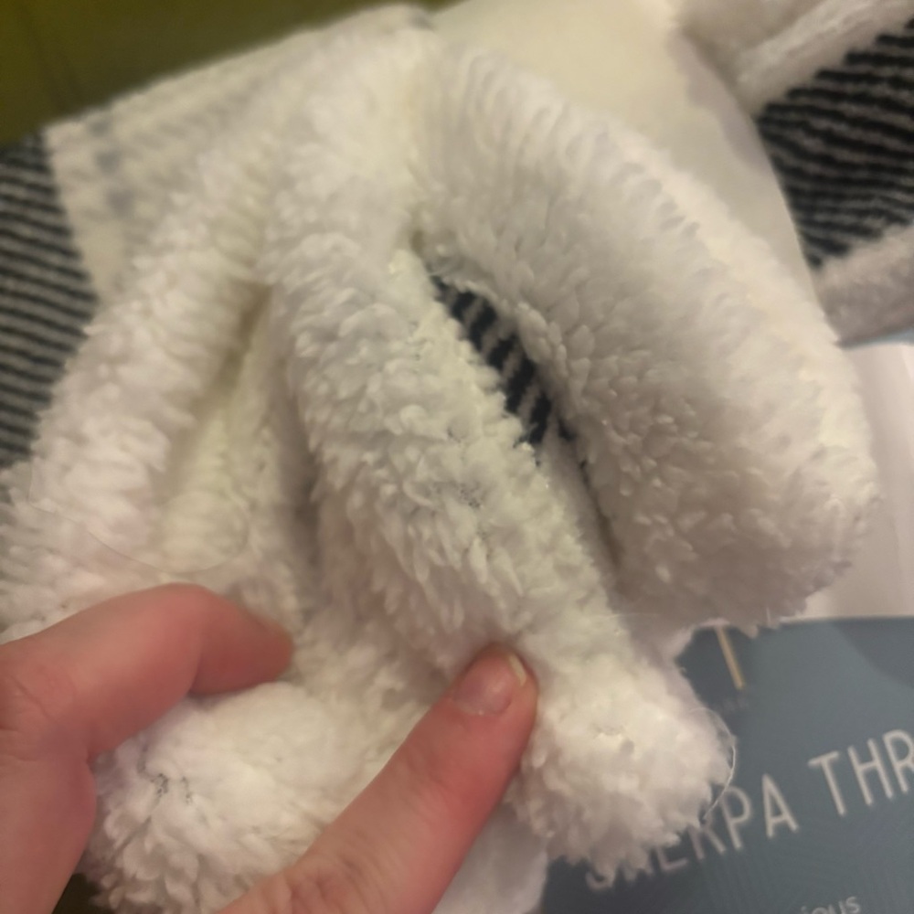 🖤Sherpa Throw Blanket - Picture 4 of 7